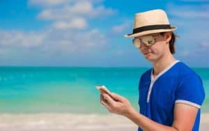 Person using a USA sportsbook site on the beach in Florida.
